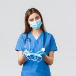Técnico en enfermería sostiene cubrebocas