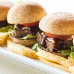 salchichas, papas, mini hamburguesas y deep de queso con mermelada