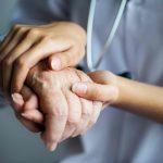 enfermera toman de la mano a adulto mayor