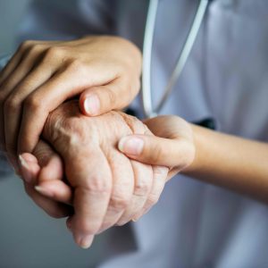 enfermera toman de la mano a adulto mayor
